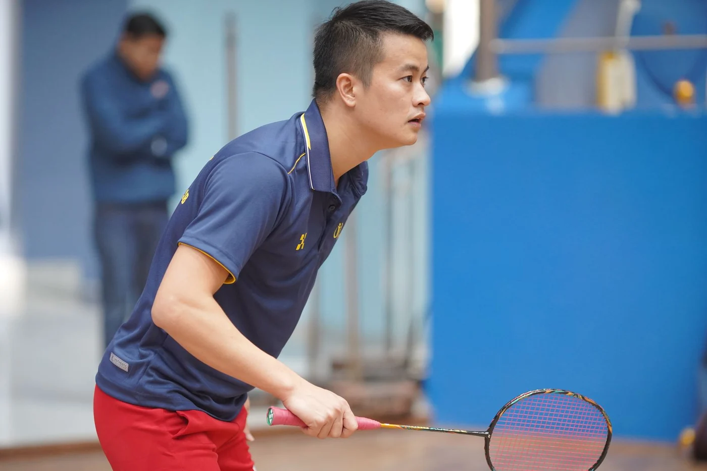 An indoor badminton player, photographed by Lê Đức via Pexels. Illustrative photo; not our field test or the player’s endorsement.