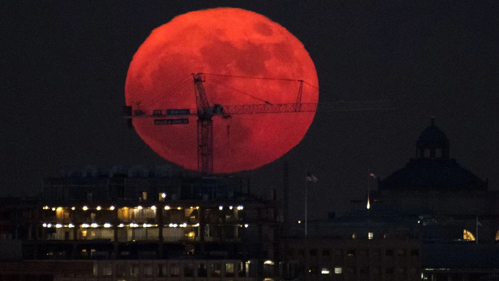 قمر عملاق يشرق فوق واشنطن في 3 ديسمبر 2017. الصورة: NASA/Bill Ingalls؛ لقطة فوتوغرافية وليست قياسًا للحجم كما تراه العين.