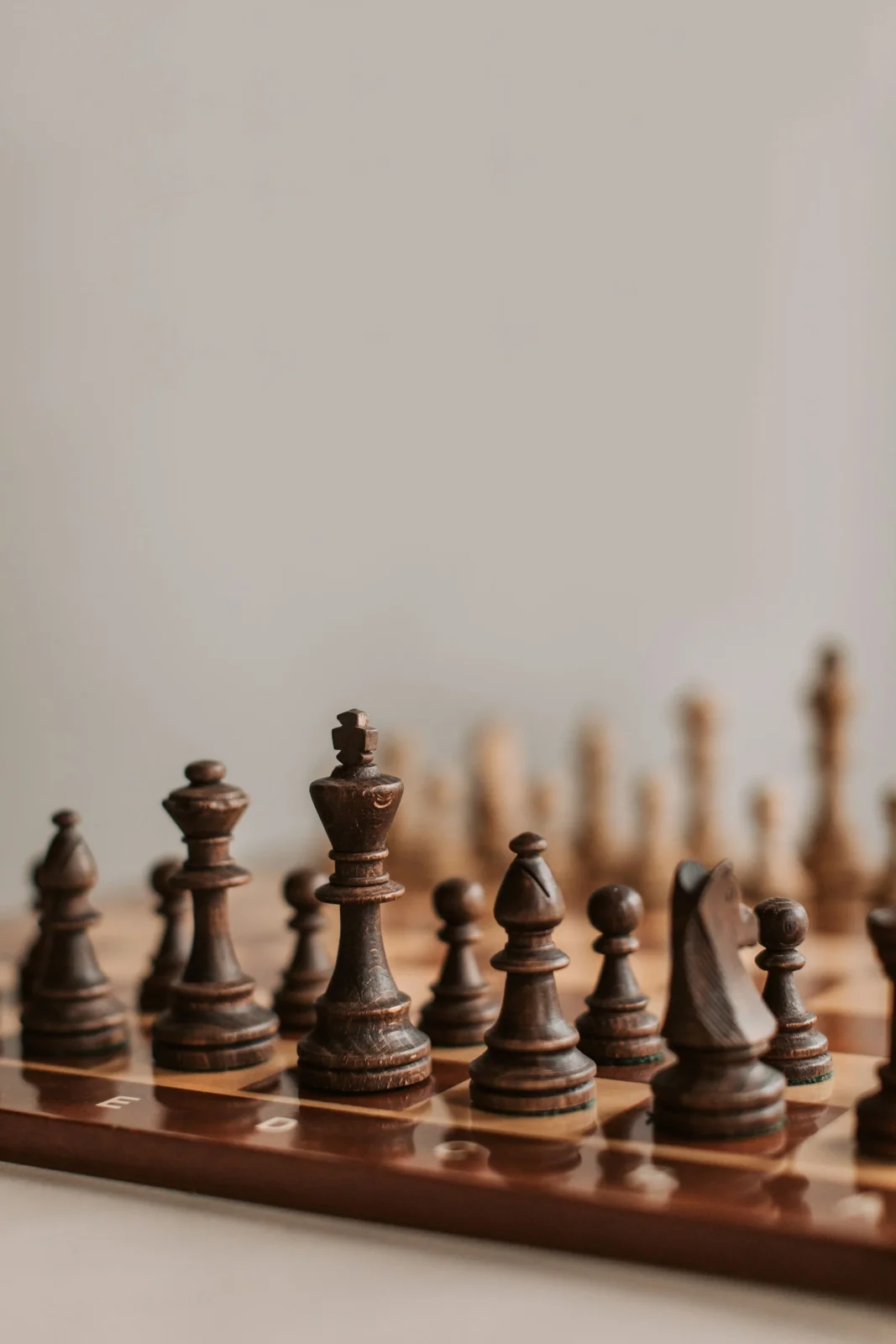 Wooden chess pieces on a board; illustrative photograph, not the exercise position in this article. Vlada Karpovich / Pexels, Pexels License.