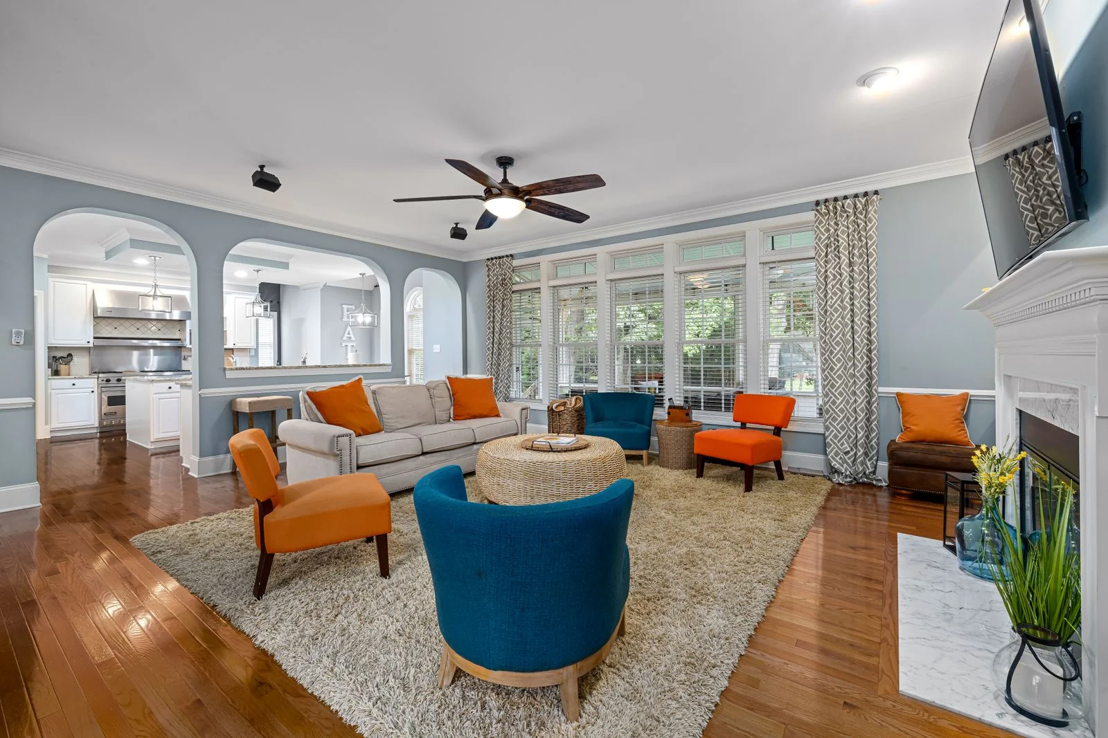A pale rug connects a seating group; an illustration, not a ready-made measurement for your home. Curtis Adams / Pexels, Pexels License.