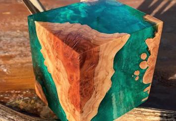 منحوتات هندسية من برلس تنصهر إلى الرزين وتصبح قطع فنيّة رائعة