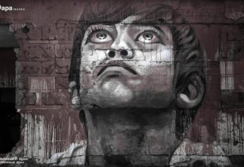 الفنان الفلسطيني علي الجبالي يعرض لوحاته في معرضه "الحالمون بين الركام"