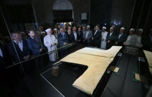 بُردة النبي ﷺ لمن يريد رؤيتها معروضة في إسطنبول جامع الخرقة الشريفة