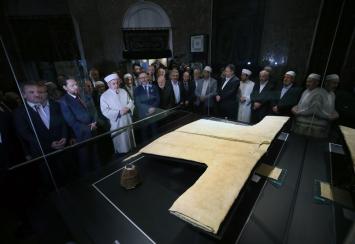 بُردة النبي ﷺ لمن يريد رؤيتها معروضة في إسطنبول جامع الخرقة الشريفة