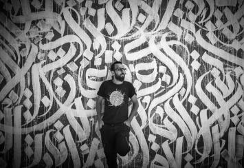 بلال خالد فنّان فلسطيني من غزة بارز عالمياً في فن الخط العربي والرسم