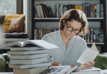 كيف أحسّن مهارتي في القراءة؟ إليك الطريقة لتصبح قارئا متمكّنًا!