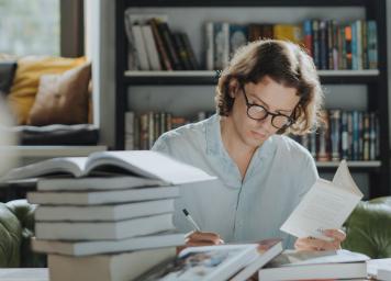 كيف أحسّن مهارتي في القراءة؟ إليك الطريقة لتصبح قارئا متمكّنًا!